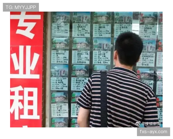 张楠一身便装出门，拎的购物袋价值能买我半年的房租，我默默把钱包藏好